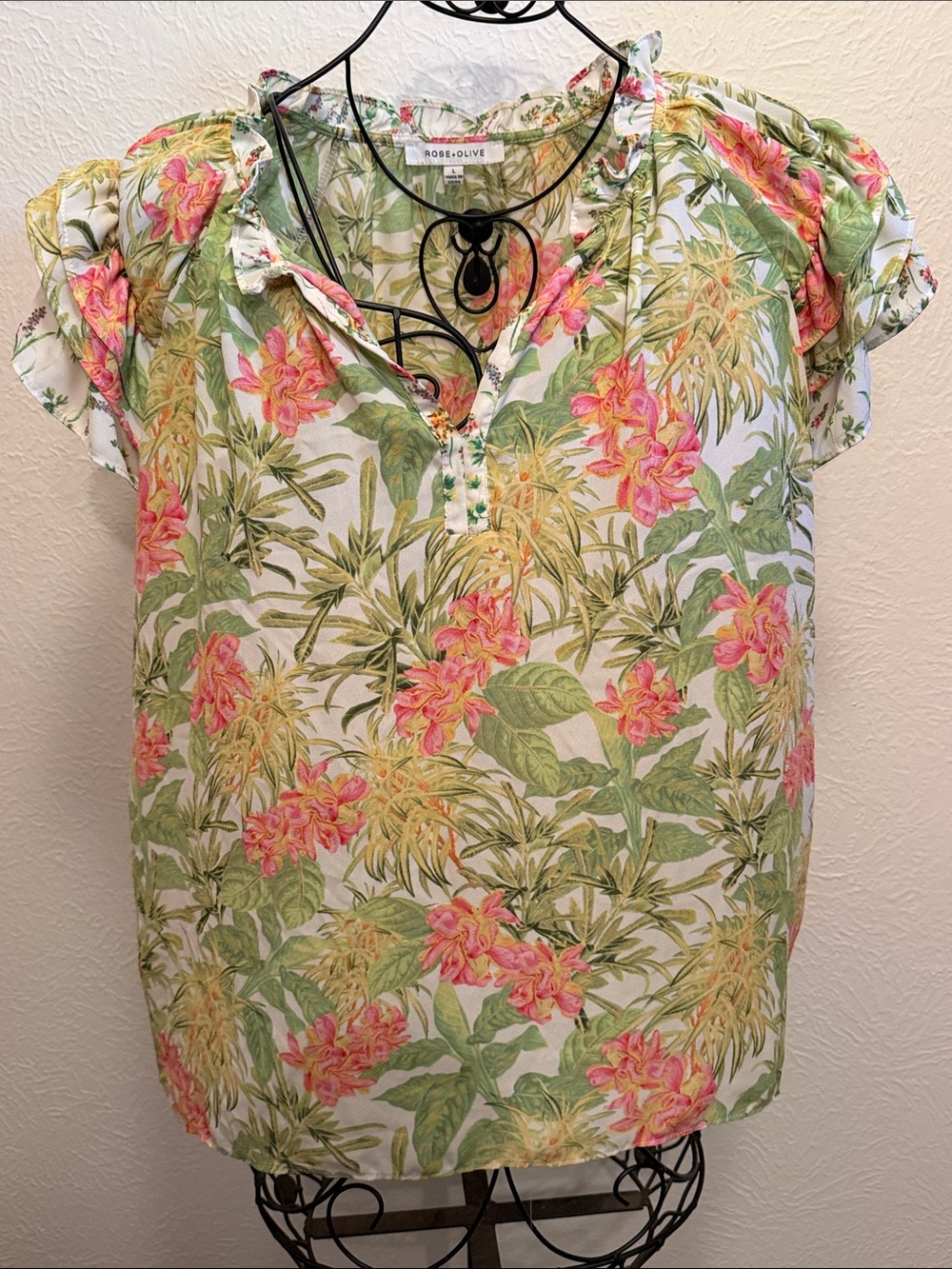 🌴🌴🌴3 for 12$🌴🌴🌴Rose & Olive White Floral Ruffle-Sleeve Top with Pink Blooms-L